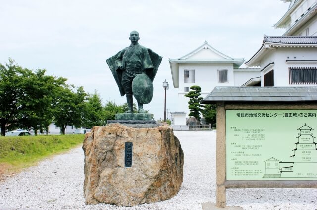 常総市の長塚節之像