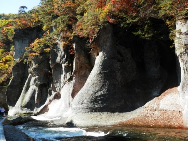 利根町の吹割の滝の奇岩