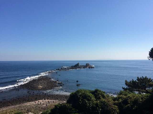 真鶴町の真鶴半島三ツ石海岸