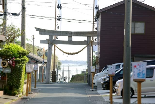 湖西市鳥居越しの浜名湖