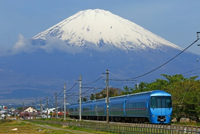 御殿場市の富士山とロマンスカー