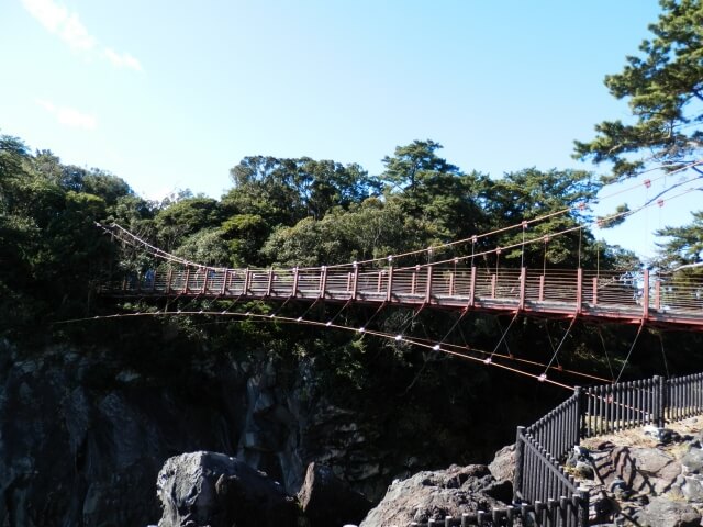 伊東市城ヶ崎海岸の門脇吊り橋