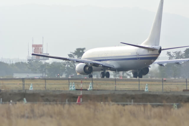 名取市仙台空港に降り立つ飛行機