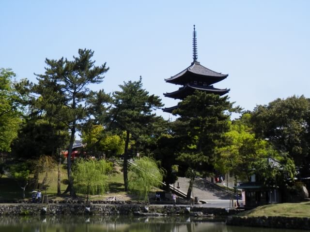 奈良県の猿沢池と五重塔