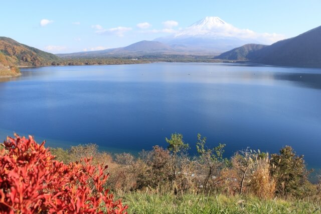 富士吉田市本栖湖から眺める富士山