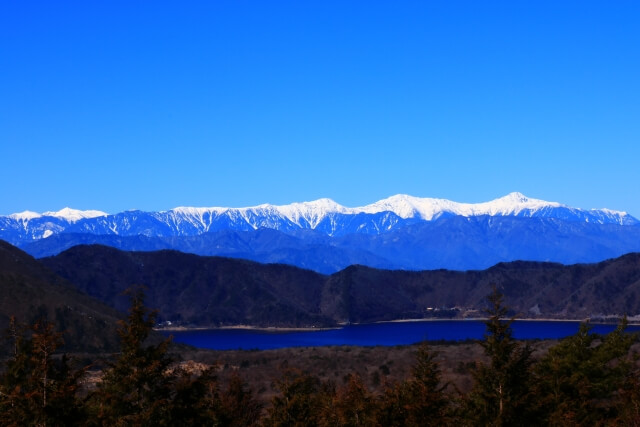 富士河口湖町の本栖湖と南アルプス