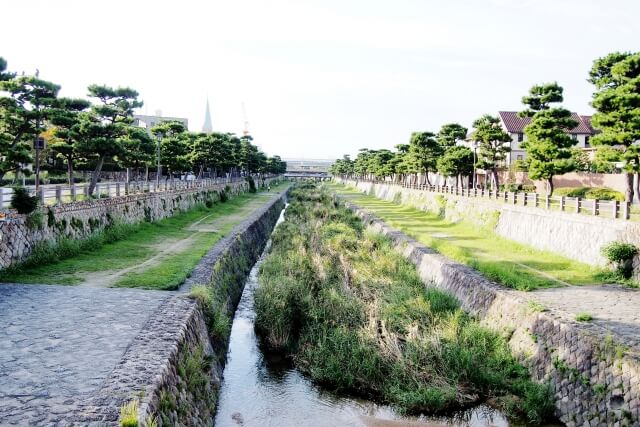 芦屋市川沿いの道