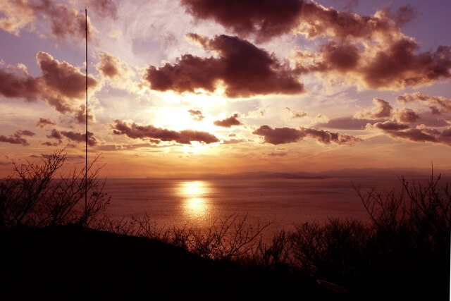 美浜町の海岸線の夕景