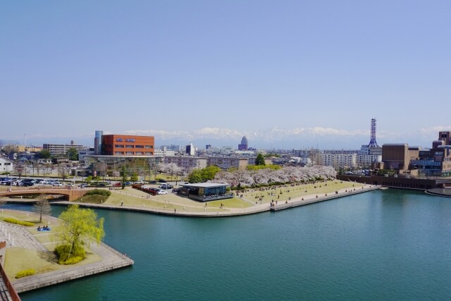 富山市の富岩運河環水公園