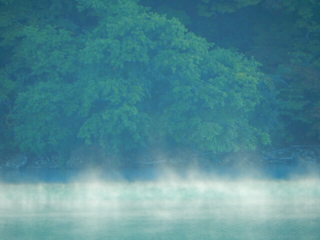 霧に包まれた御岳湖