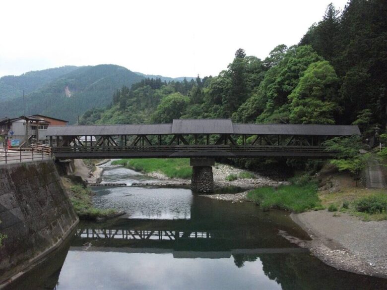 檮原町 梼原川に架かる神幸橋