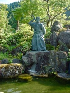 小次郎公園の佐々木小次郎像