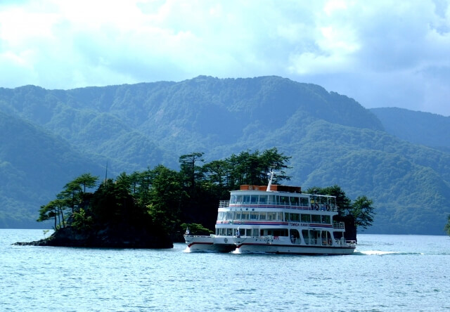 十和田湖に浮かぶ遊覧船