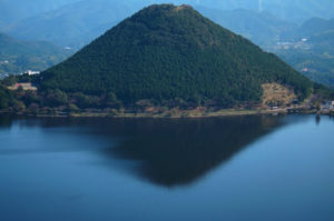 藺牟田池と飯盛山